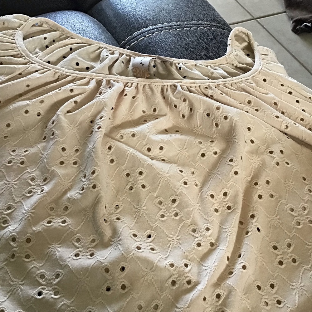 Eyelet Type Top - Picture 2 of 5
